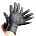 Los clientes compran guantes de conducción en estilo masculino para el invierno